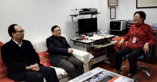 长与王恩多院士,生物化学与细胞生物学研究所党委书记王学才亲切交谈