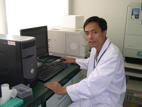 中国科学院上海药物研究所王逸平研究员在实验室