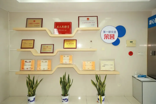 利用所内空余墙面打造党建文化墙,荣誉墙,学习园地等多个项目,致力于
