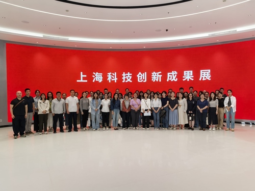 参观科技成果展合照